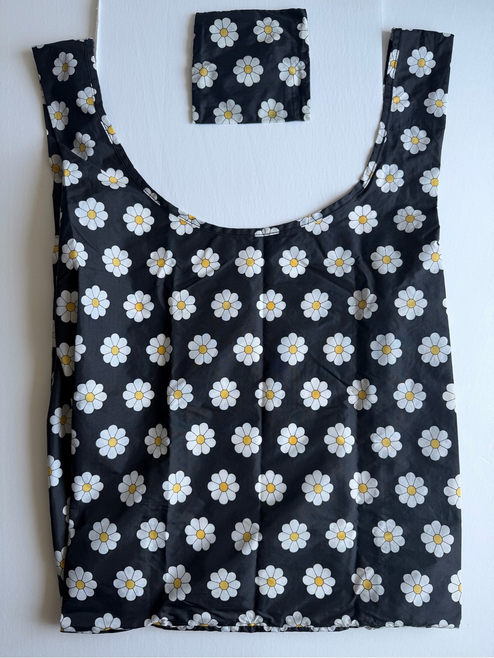 EUC BAGGU Black Daisy Standard Size - Picture 2 of 6